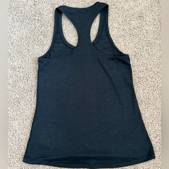 Vuori Lux Performance tank - Picture 2 of 4